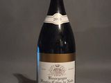 une bouteille de vin posée sur une table