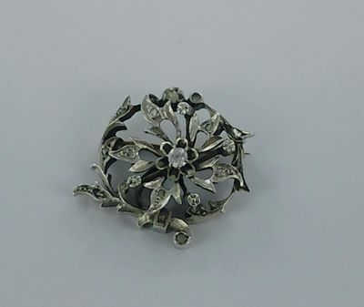 Broche or et argent, diamants taillés en roses et pierres.