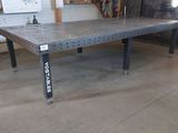 une grande table en métal au milieu d'une pièce