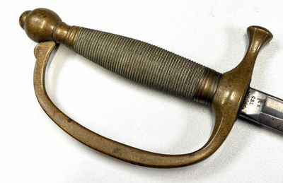 gros plan d'une épée sur une surface blanche