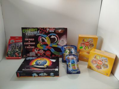 de nombreux jouets et jeux différents sur la table