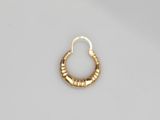 une paire de boucles d'oreilles en or sur fond blanc