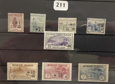 un lot de timbres exposés dans une vitrine