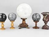 plusieurs types de vases ornés de boules de marbre