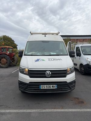 une camionnette blanche garée dans un parking