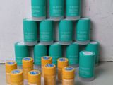 une pile de rouleaux de papier toilette verts et jaunes posés les uns à côté des autres