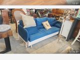 deux photos d'un canapé et d'une table dans une pièce