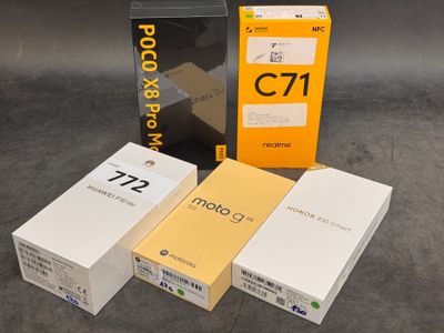 trois boîtes de tailles et de couleurs variées contenant des Samsung Galaxy Note 7, Note 7, Note 7 et Note