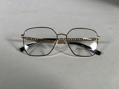 des verres posés sur une table recouverte d'une nappe blanche, sur fond blanc