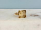 une image représentant une bague en or posée sur une surface en marbre