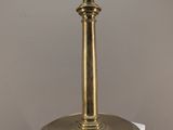 une lampe de table ancienne en laiton, posée sur un socle en marbre blanc
