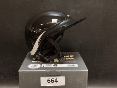 un casque posé sur une boîte