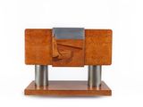 une sculpture en bois représentant un bateau, posée sur un socle