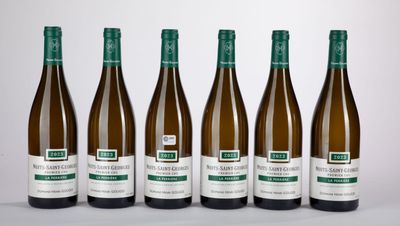 six bouteilles de vin blanc alignées