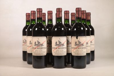 six bouteilles de vin rouge sont alignées