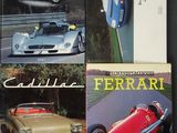 trois livres posés sur une table, avec une voiture et une Ferrari