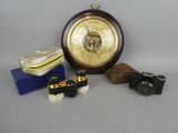 une horloge et une paire de jumelles posées sur une table