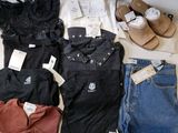 plusieurs jeans, une chemise, une paire de sandales et une paire de tongs