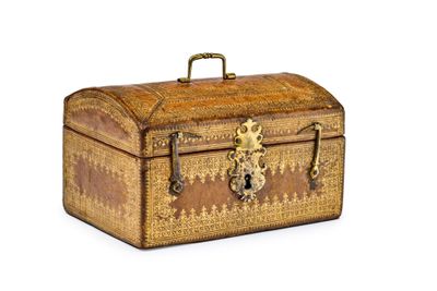une petite boîte en bois munie d'une serrure