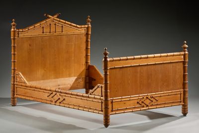 un lit avec un cadre et un pied de lit en bois
