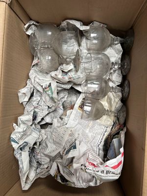 une boîte en carton contenant des bouteilles d'eau vides