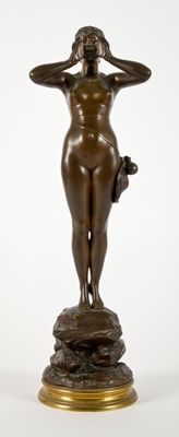 statue en bronze représentant une femme tenant sa tête entre ses mains