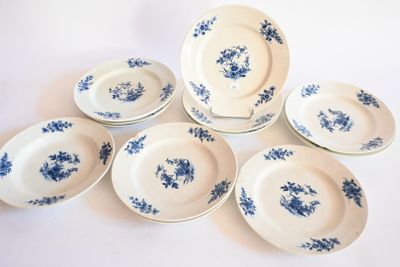 six assiettes bleues et blanches ornées de fleurs bleues sur fond blanc
