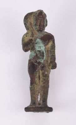 une image représentant une statue d'un homme tenant un bébé dans ses bras