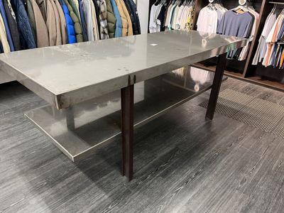 une table posée devant un présentoir de chemises