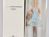 poupée Barbie dans une boîte, avec une robe et des chaussures