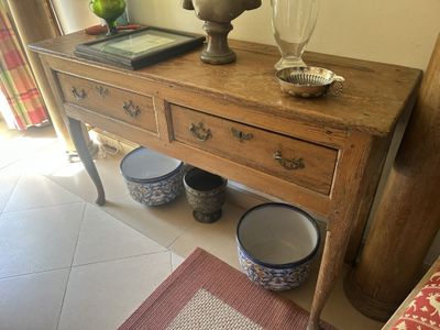 une petite table sur laquelle est posé un vase