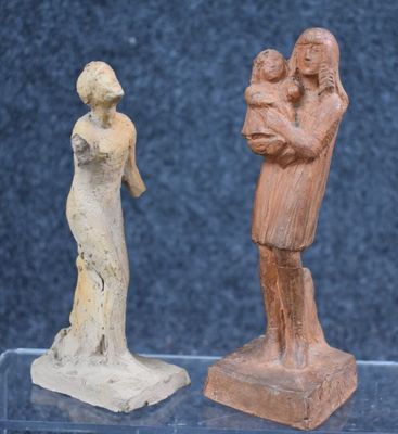 Lot de deux sculptures féminines en terre cuite Hauteurs : 1…