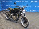 une moto posée sur un sol à damier