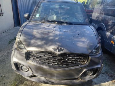 une photo d'une voiture endommagée dans un parking