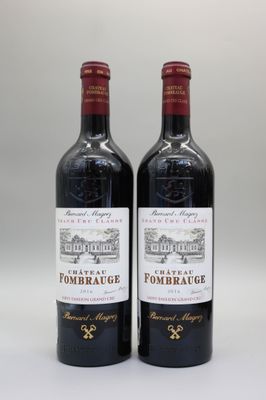 deux bouteilles de vin posées l'une à côté de l'autre sur une table