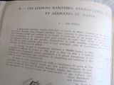 un livre ouvert sur une table sur laquelle se trouve une horloge