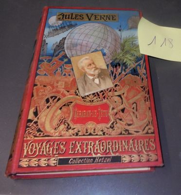 un livre sur lequel figure la photo d'un homme