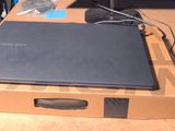 un ordinateur portable posé sur une boîte, sur une table