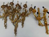 de nombreuses appliques dorées accrochées au mur