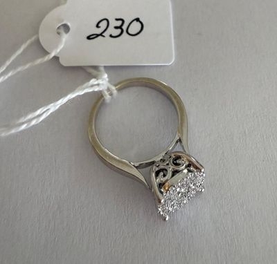 une photo d'une bague en diamant à laquelle est accrochée une étiquette de prix