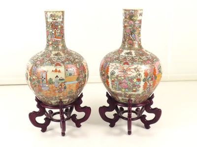 paire de vases chinois posés sur un socle, sur une surface blanche, avec un fond blanc