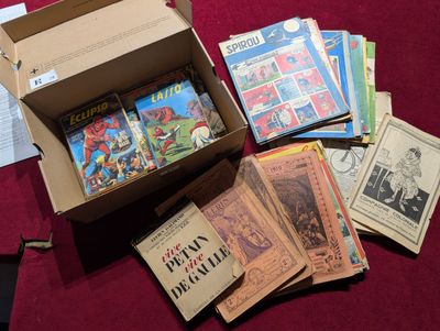 une boîte remplie de bandes dessinées posée sur une table