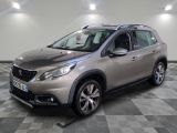 la voiture argentée est garée dans le garage sur un sol en damier