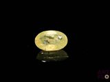 gros plan d'un diamant jaune sur une surface noire
