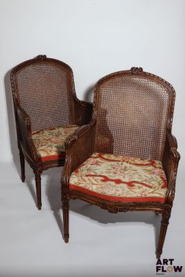 paire de chaises anciennes à dossier en rotin, avec coussins rembourrés