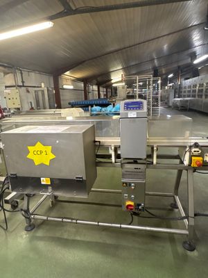 un tapis roulant dans une usine équipée de nombreuses machines