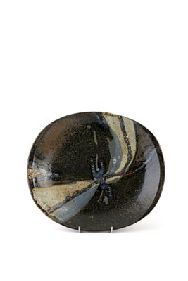 ANNIE MAUME (Née en 1945) Plat ovalisé sur petit talon.