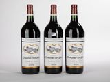 trois bouteilles de vin rouge posées côte à côte sur une table