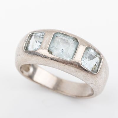 an image of a ring with three stones in it