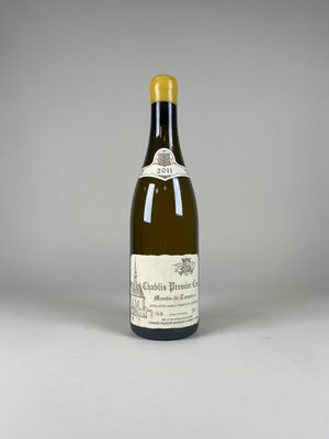 l'image d'une bouteille de vin posée sur une table